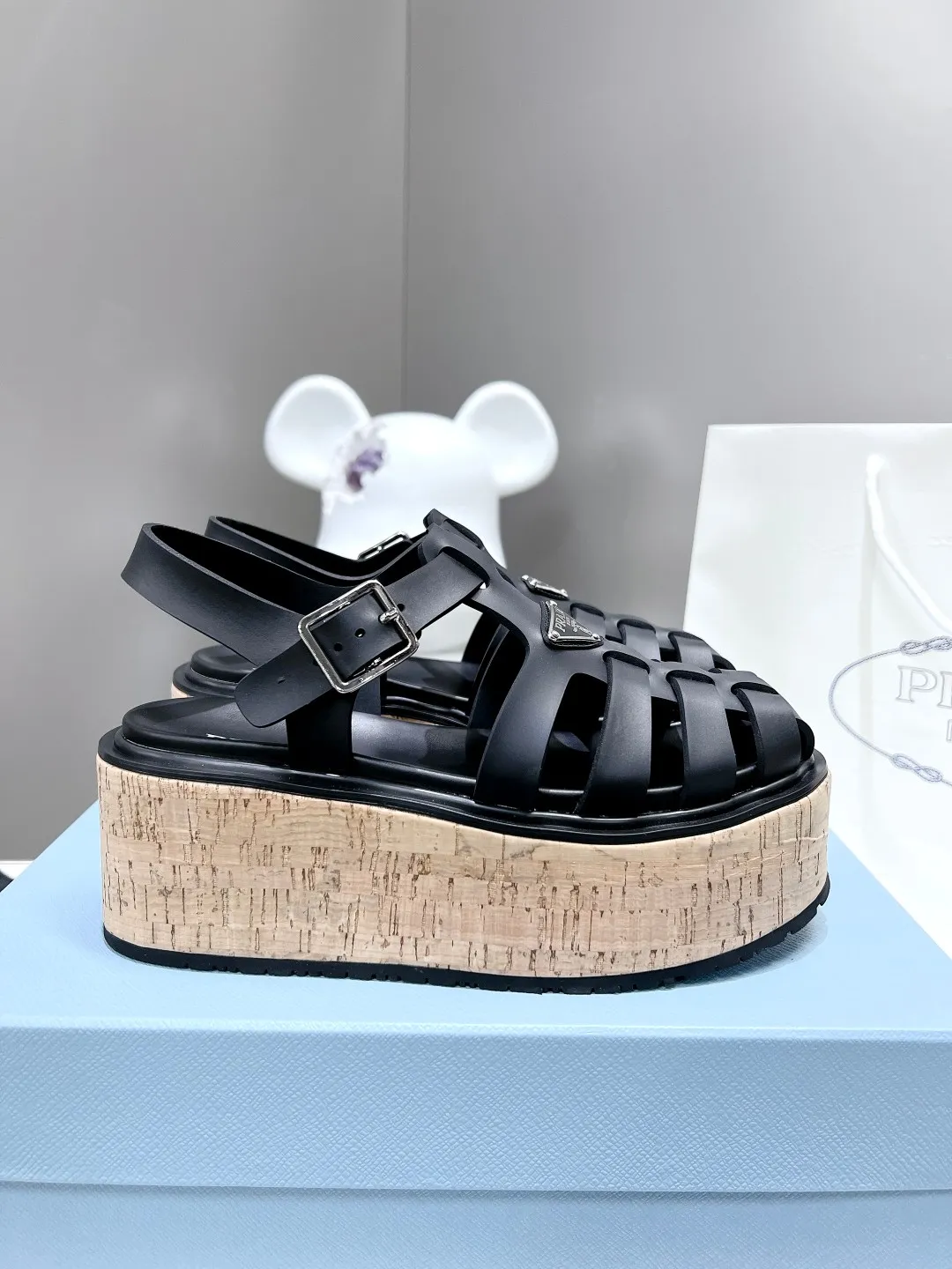 👟👟Ex-factory price 500👟👟 Super popular prada 2023 latest spring and summer zigzag Roman braided thick-soled rubber sandals E64. Retro, fashionable and avant-garde gears with 55mm thick soles and rubber uppers make the whole pair of shoes light and comfortable. Bright colors provide a variety of choices for fashionable people with different styles! The iconic metal triangle logo is paired with the shape of ancient beach sandals. Every design element is fashionable! Code number 35-40